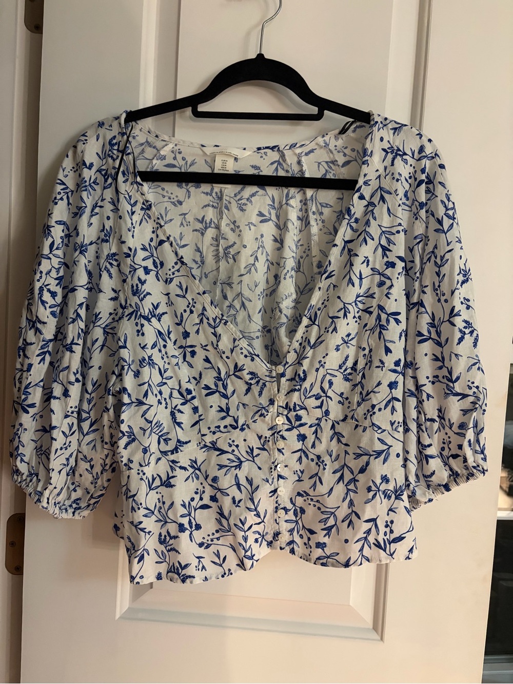 Floral Button-Front V-Neck Blouse in White and Blue never worn no tags